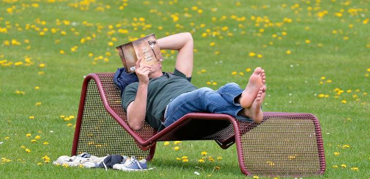 Opinion: Attention, men: Books are sexy!