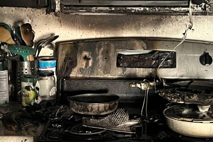 Lynnwood apartment fire displaces six residents on Monday