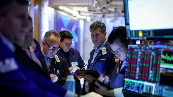 El dólar oficial subió a $1370, cayeron los bonos y las acciones perdieron hasta 10%