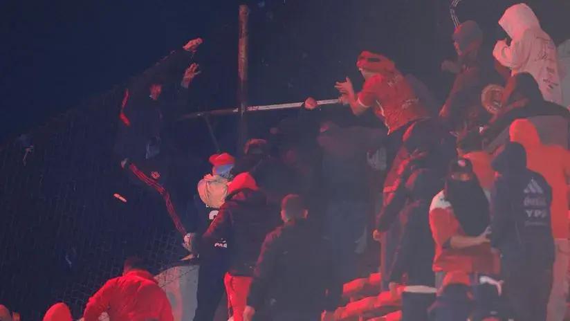 Violencia en la Sudamericana: desmanes en la tribuna obligan a suspender el partido entre Independiente y la U de Chile [FOTOS]