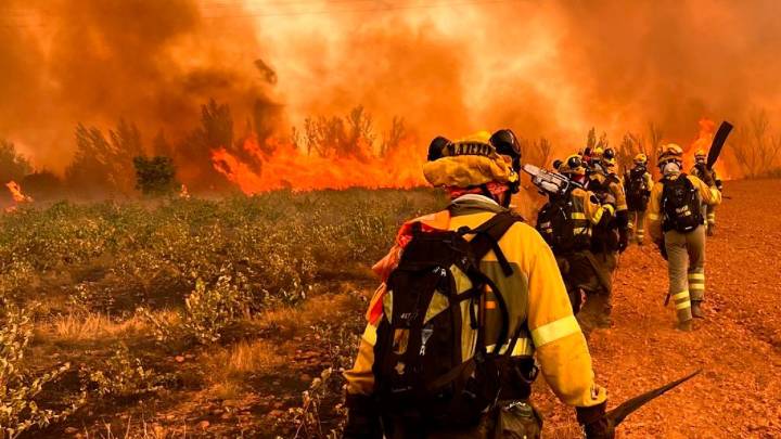 El fuego mantiene cortadas cuatro carreteras en León