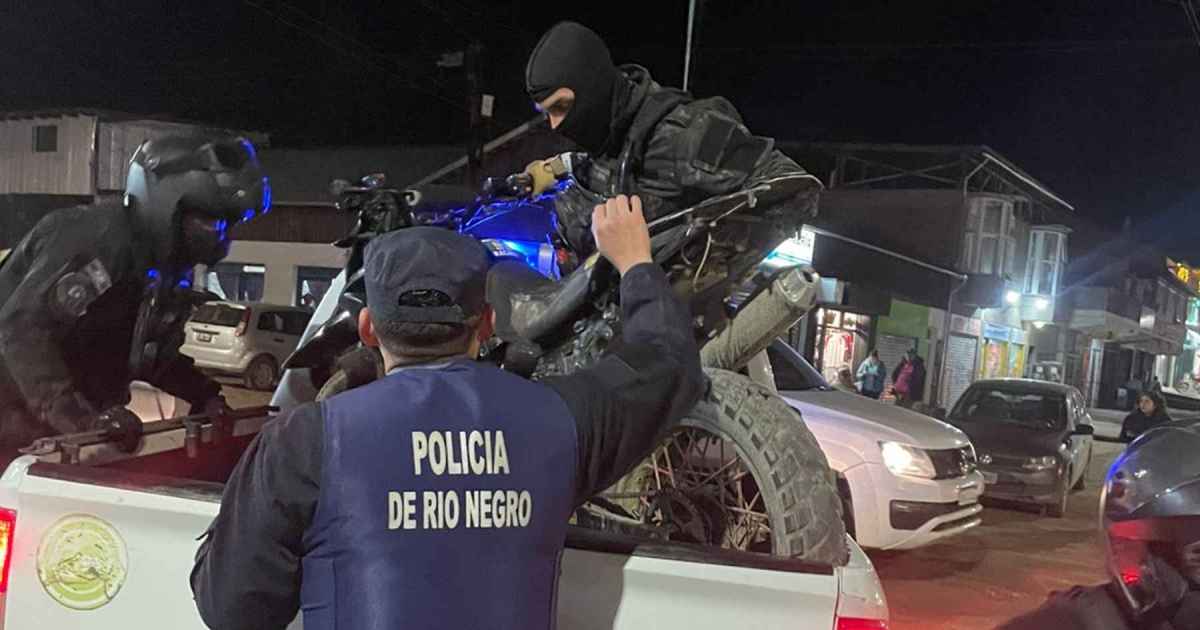 Manejaban peligrosamente por las calles de Bariloche y fueron multados: ocho motos secuestradas