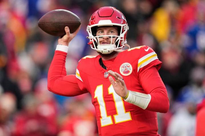 Vikings suman a Carson Wentz como suplente de J.J. McCarthy y envían a Sam Howell a Eagles, según AP