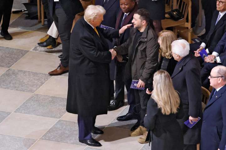 Trump analiza invitar a Zelenski a su encuentro con Putin en Alaska, según medios