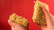 Adolescente muere tras comer tres paquetes de fideos instantáneos crudos