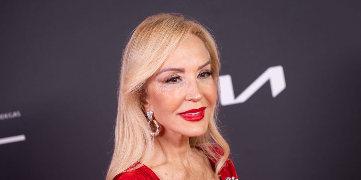 Carmen Lomana recupera el minivestido amarillo con efecto toalla más original y llamativo de su armario