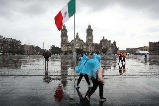 Lluvia rompe récord en el Zócalo de Ciudad de México