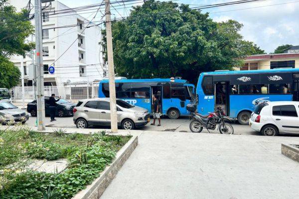 Choque entre dos busetas en la Avenida Santa Rita (calle 22)