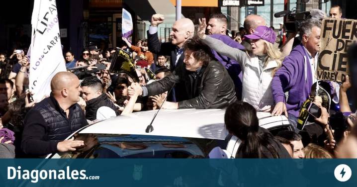 No puede caminar por la calle: Milei duró tres minutos en Lomas de Zamora y se fue apedreado