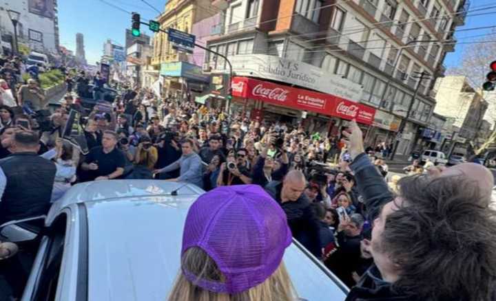 Piedrazos en la caravana de Milei en Lomas de Zamora