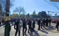 Piedrazos a Milei en Lomas de Zamora: tuvieron que evacuar al presidente y suspender la caravana
