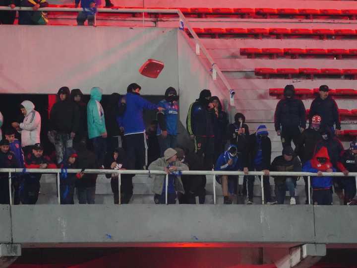 Graves incidentes en Avellaneda: intentan desalojar a los hinchas de la U. de Chile por arrojar objetos contra los de Independiente