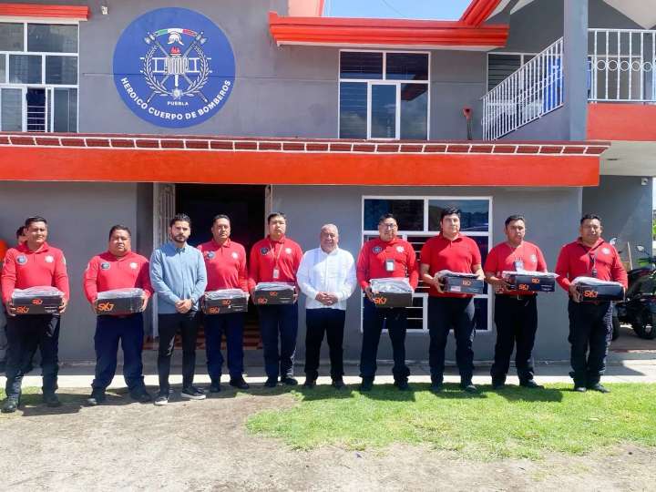 Con entrega de uniformes y pastel, el Presidente Municipal Severiano de la Rosa celebra a los bomberos de Amozoc en su día.