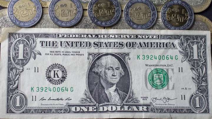 Peso retrocede tras reporte de inflación de EU; BMV cae
