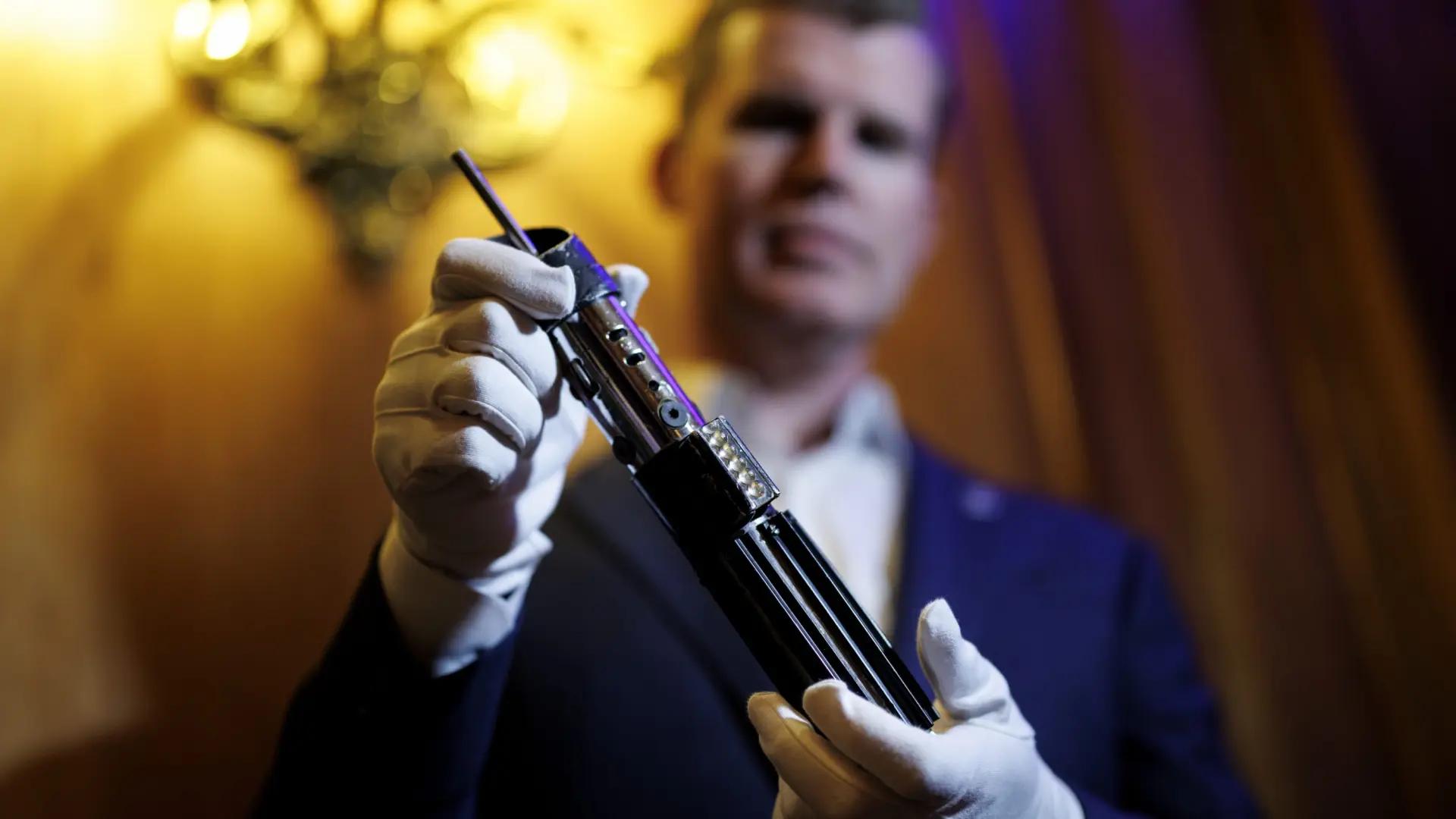 El sable de Darth Vader, el látigo de Indiana Jones o la varita de Harry Potter, a subasta por millones de euros