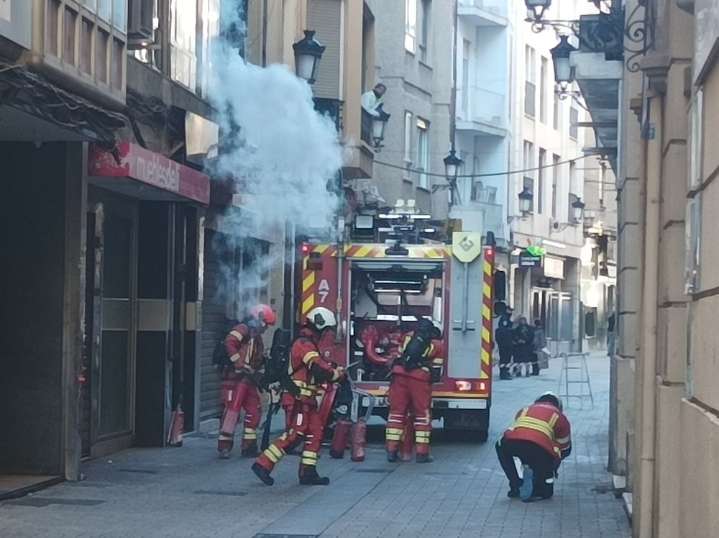 Los bomberos sofocaron un incendio en un contenedor