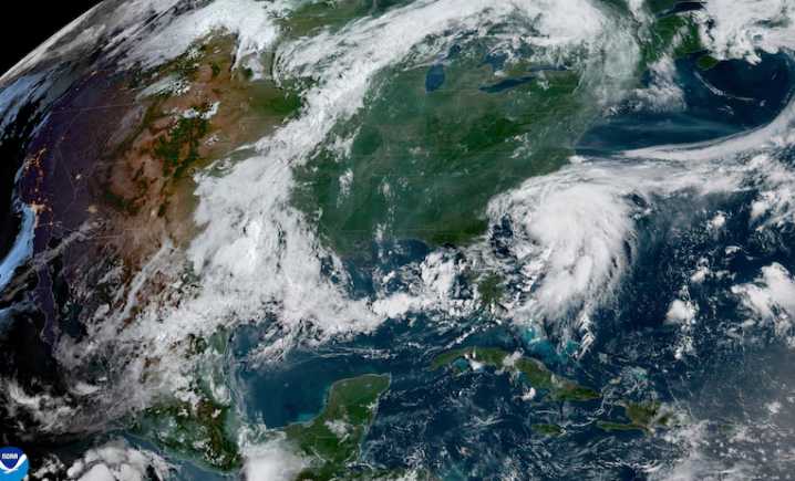 EEUU advierte sobre posibles inundaciones y deslizamientos de tierra en Puerto Rico por la tormenta Erin
