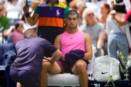 Carlos Alcaraz's brief knee problem at the US Open doesn't slow him down in a win