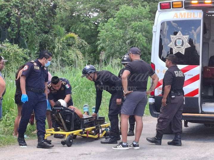 Mujer resulta lesionada al caer de su bicicleta en Tizimín; protegió a su nieto de 3 años