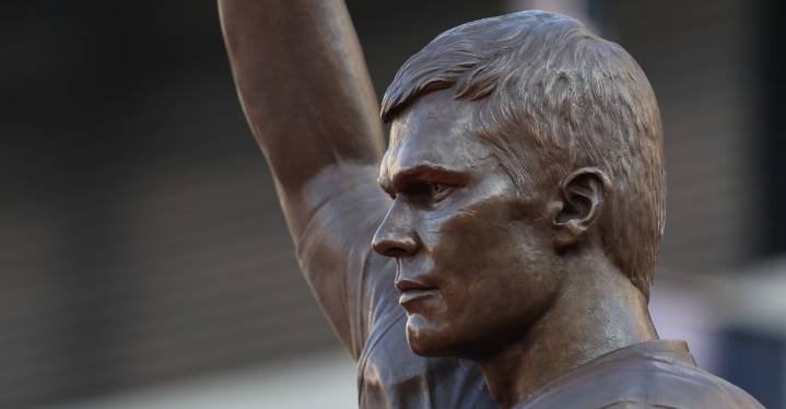 Patriots unveil 12-foot Tom Brady statue at Gillette Stadium