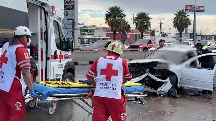 Choca contra base de puente y queda lesionado en bulevar Fundadores