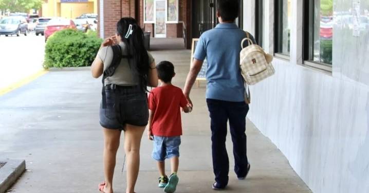 «Tenemos miedo, ya casi no salimos»: el día a día de mcuhos inmigrantes