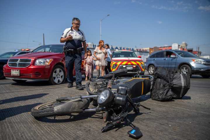 Atropellan a motociclista repartidor de comida en el centro de Tijuana