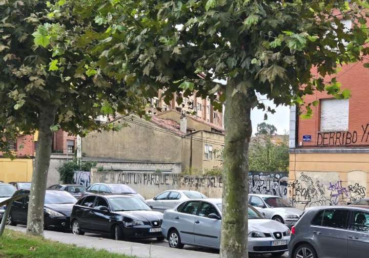 Los vecinos de La Tenderina llenan el barrio de pintadas