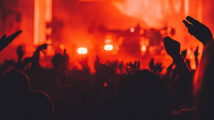 Una ‘rave’ clandestina concentra a 2.000 personas en el pantano de Santa Teresa, Salamanca