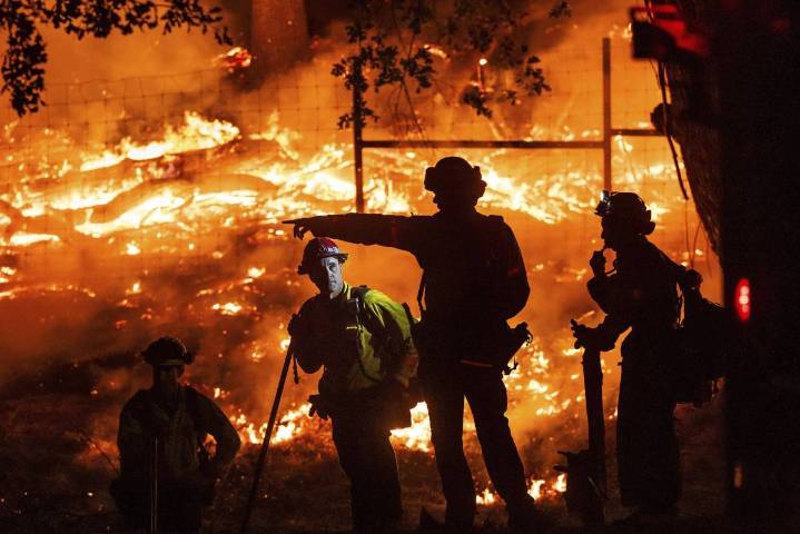 Un ola de incendios de la costa oeste de EU amenaza con destruir hogares en zona vinícola
