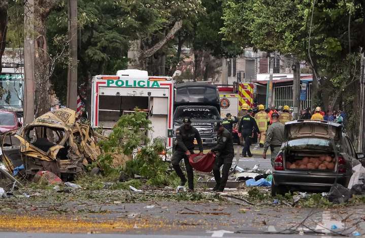 Un doble ataque terrorista en Colombia deja 13 policías y seis civiles muertos
