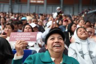 Gobierno de CdMx entrega programa de tarjetas para útiles escolares y uniformes