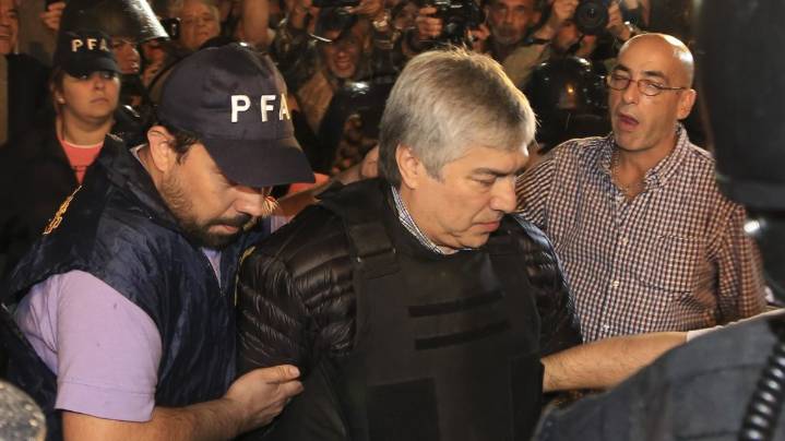 Decomisaron más de U$S4 millones y ordenaron el remate de 56 inmuebles de Lázaro Báez