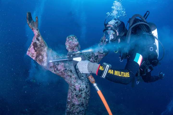 Buzos italianos Bolsaste de agua La popular estatua submarina de Cristo en Portofino