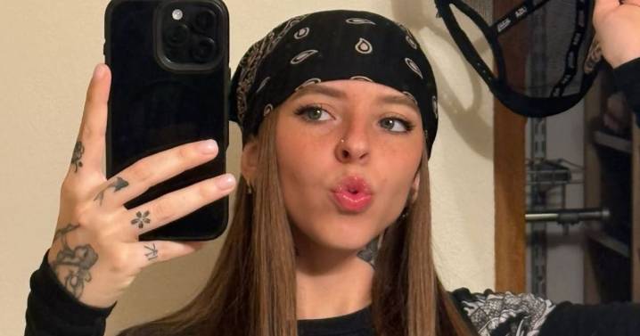 Critican a Young Miko por no saludar a seguidores en su llegada a Tijuana