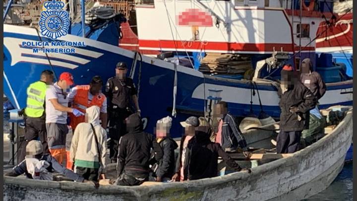 Nueve niñas migrantes solicitantes de asilo salen de Canarias rumbo a la Península