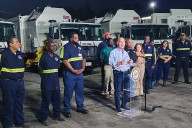 Alcalde John Whitmire da la bienvenida a nueva flota de camiones de reciclaje en Houston