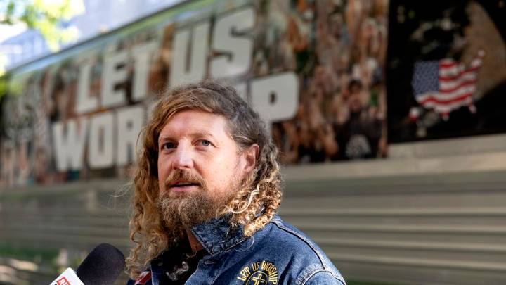 Alberta reviewing U.S. musician's application to play at legislature