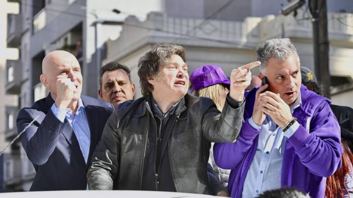Denuncian insultos racistas desde la comitiva presidencial