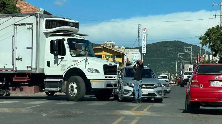 Enésimo choque al no dar el paso, ahora ocurrió en Santa Cruz Nieto