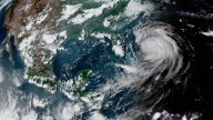 Huracán Erin se Debilita a Categoría 2, pero se Mantiene Alerta por Olas Mortales