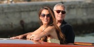 Amal Clooney, la más elegante en su llegada al Festival de Venecia con un vestido amarillo mantequilla