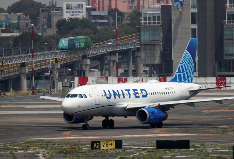 Mexico to return capital flight slots to US airlines, United says