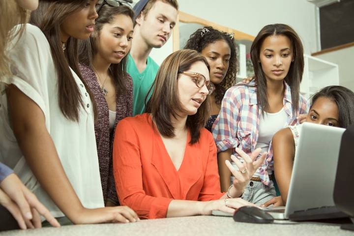 EXPERTO ADVIERTE: LA IA EN LAS AULAS DE MINNESOTA PODRÍA AGOTAR LOS PRESUPUESTOS FAMILIARES