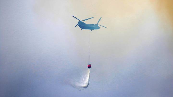 Los pilotos advierten que 180 aeronaves tendrán que parar este fin de semana en la extinción de incendios al cumplir el máximo de 80 horas de vuelo