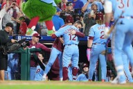 Deadspin | MLB roundup: Kyle Schwarber blasts 4 homers in Phillies' win