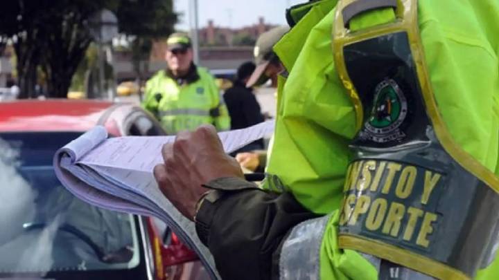 ¿No pone las direccionales? Esta es la costosa multa que están sacando en 2025