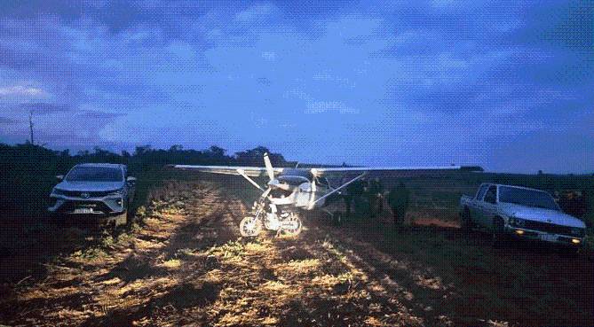 Golpe al narcotráfico en Paraguay: confiscan avioneta y detienen a 4 jóvenes