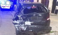 Un conductor chocó dos autos estacionados y se escapó
