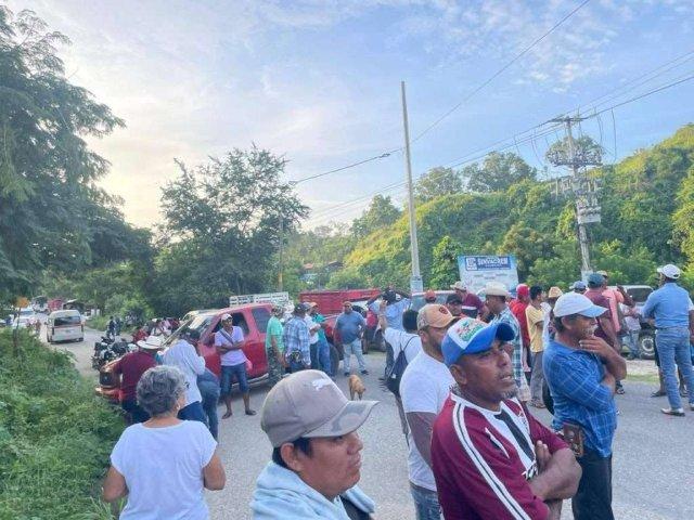 Para pedir apoyo al campo, productores bloquean carretera federal 200